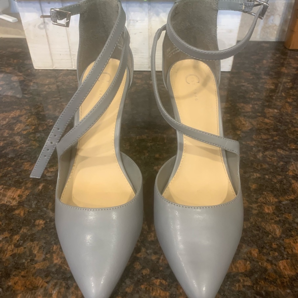 Cute pair of gray strapped heels 👠
